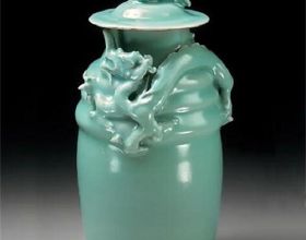 看南宋龍泉窯梅子青釉堆塑龍瓶 聽一段與龍有關的故事和傳說