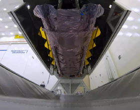 看NASA如何將詹姆斯-韋伯太空望遠鏡裝在一個巨大“行李箱”中運送