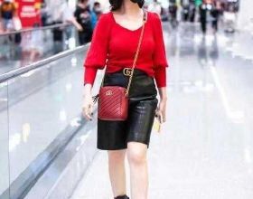66歲趙雅芝穿得跟個小姑娘似的，紅色毛衣配皮褲，就是鞋子也很潮
