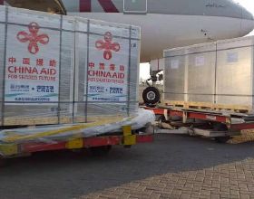 中國援助肯亞的首批新冠疫苗運抵喬莫·肯雅塔國際機場