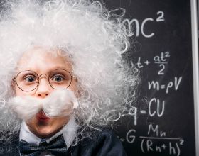 愛因斯坦的頭髮是做了離子燙嗎？這麼有型