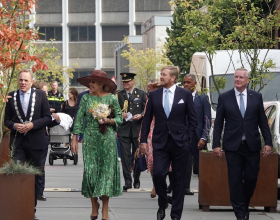 50歲荷蘭王后穿豔綠色百褶裙，身高178釐米，大氣又優雅