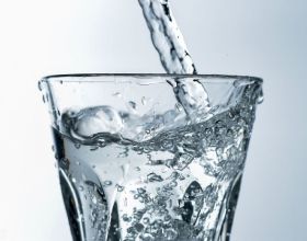 常喝晾涼的白開水，對身體有益還是有害？醫生說出實情，理性對待