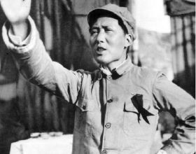 重慶談判時，每天抽50支菸的毛主席，被蔣介石評價：毛此人不可輕視