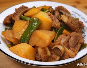 豆角土豆燉排骨，地道家常做法，排骨軟爛入味，蔬菜營養好吃