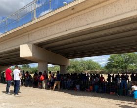 美國邊境成危機現場！上萬人聚集在大橋下，更糟糕的還在後頭
