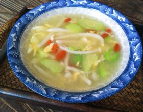 熬絲瓜湯，怎樣才能翠綠鮮香，牢記2個小妙招，絲瓜湯新鮮美味