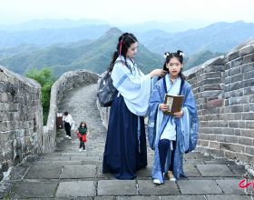 穿著漢服去旅行：在中國最美明長城金山嶺放飛