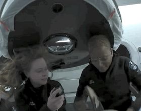 SpaceX首個全平民機組展示他們在軌道上的工作情況