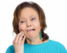 牙痛不是病卻折磨人！導致牙痛的“元兇”，大都是這4個重要因素