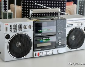 80年代一款非常獨特的音響，帶有兩個磁帶播放器（一個可拆卸）