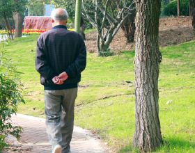 走路是老年人的“長壽良方”，5個注意事項應瞭解，試試就知道