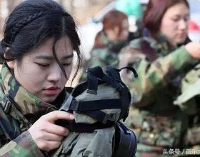 日本女兵，為啥要背一個小挎包，想知道里面裝了些什麼嗎？