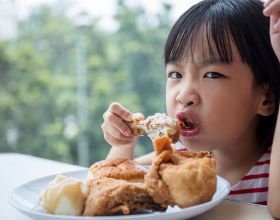 6歲男孩變得不愛吃飯，總說肚子疼，醫生：此類食物讓孩子少吃