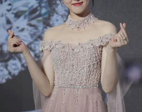 唐嫣出席某品牌活動，穿淡粉公主裙甜美可人，氣質與氣場實力綻放