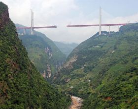 足足200層樓高？中國建世界第1高橋，開車就像在雲端開飛機