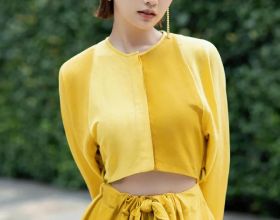 楊丞琳一襲暖黃色長裙，搭配精緻小巧的耳飾，短髮造型乾淨利落