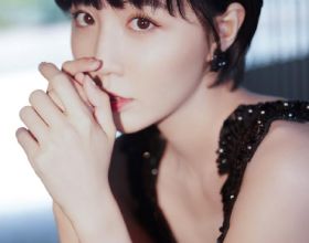 李欣燃受邀出席2021北京時裝週，一席鏤空露背黑裙盡顯優雅