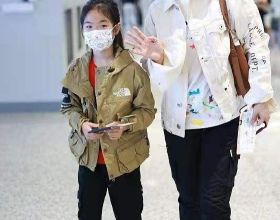 黃奕攜女走機場，她打扮精緻容光煥發，8歲女兒穿著隨意顯成熟