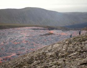 持續噴發的冰島火山
