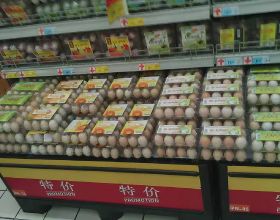 男孩摔壞超市一盒雞蛋，店員要求十倍賠償，媽媽的做法令人稱讚