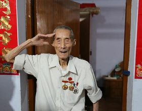一泡尿，送走一名日本高階指揮官，中國老兵42年後才知自己立大功