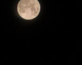 大家都發一下今年的月亮（限手機，專業相機就免了）看誰拍的漂亮