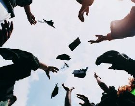 兩成大學生預期畢業後月薪過萬，近七成大學生認為畢業10年內年入百萬