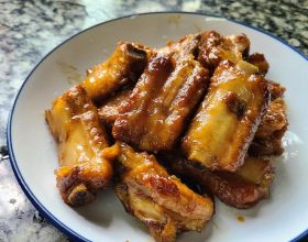 酸梅排骨，廣東人做出來就是好吃，味道特別又開胃，太下飯