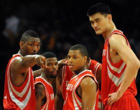 姚明在NBA搭檔過的隊友中，有多達七位球員先後拿到了總冠軍