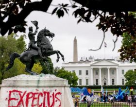 拜登妥協也沒用！抗議者包圍白宮，摧毀前總統雕像還提了兩個要求