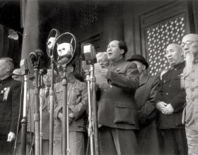 1949年開國大典，舉國歡慶之時，人在廣州的蔣介石又在做些什麼
