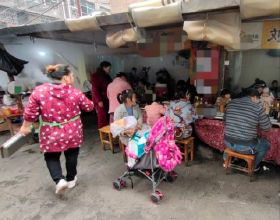 湖南小縣城的早餐店，小籠包配海帶湯，一年賣出300萬個，霸道