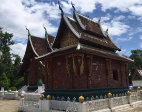在寮國旅遊，門口掛樹枝的人家不要進，當地人說：進去了會惹麻煩