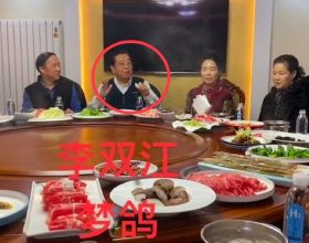 82歲李雙江飯桌上開嗓！妻子夢鴿一旁鼓掌，唱功卻遭網友吐糟