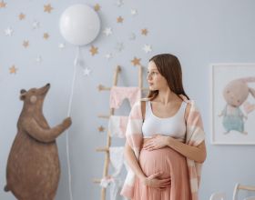 到了孕晚期，一定不要頻繁撫摸孕肚，可能導致早產
