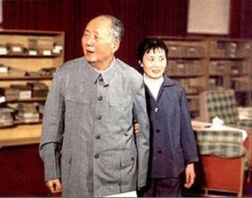 周總理病逝，張玉鳳問毛主席是否參加追悼會，毛主席：我走不動了