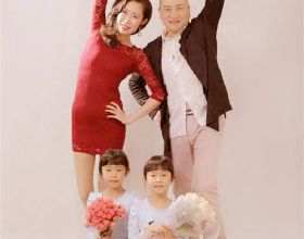 著名演員湯鎮業：二婚娶青島小妻子，我們是6個孩子的爸爸媽媽