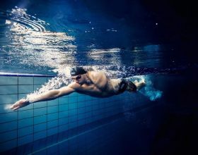 游泳比賽中如何做好轉身動作？
