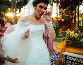 一位母親竟然穿婚紗參加兒子的婚禮，引網友眾怒