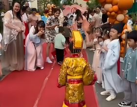 江蘇幼兒園舉行漢服活動，男孩身披黃袍超搶眼，家長吐槽沒必要