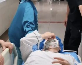 主持人李彬在醫院過節，進手術室前給自己打氣，兒子在旁貼身照顧