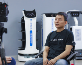 范佩西的凌空是前鋒綜合素質的體現，很多前鋒根本跑不到他的位置