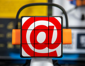 老人扔雞腿進狼窩，半年後，狼群感恩，為老人看守果園