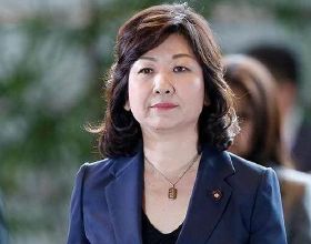 野田聖子想成為日本首位女首相，她做洗廁工時真的喝廁水？