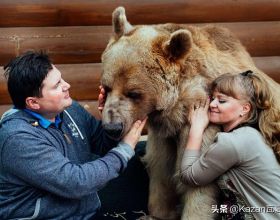 28年前，俄羅斯夫婦收養了一隻小棕熊，如今他們活成了幸福一家人