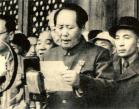開國大典上，毛主席身後站著一個年輕人，戴著黑色禮帽，他是誰？