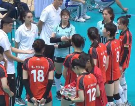 河南女排3-0勝浙江隊，終於擺脫副班長位置，朱婷與隊友擊拳相慶