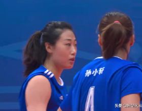 遼寧女排下狠手3-0勝河南隊，朱婷給隊友遞水，球隊輸後黯然神傷