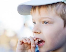 “用棉線綁門飛踹拔牙”風險大 孩子換牙期應注意這些問題
